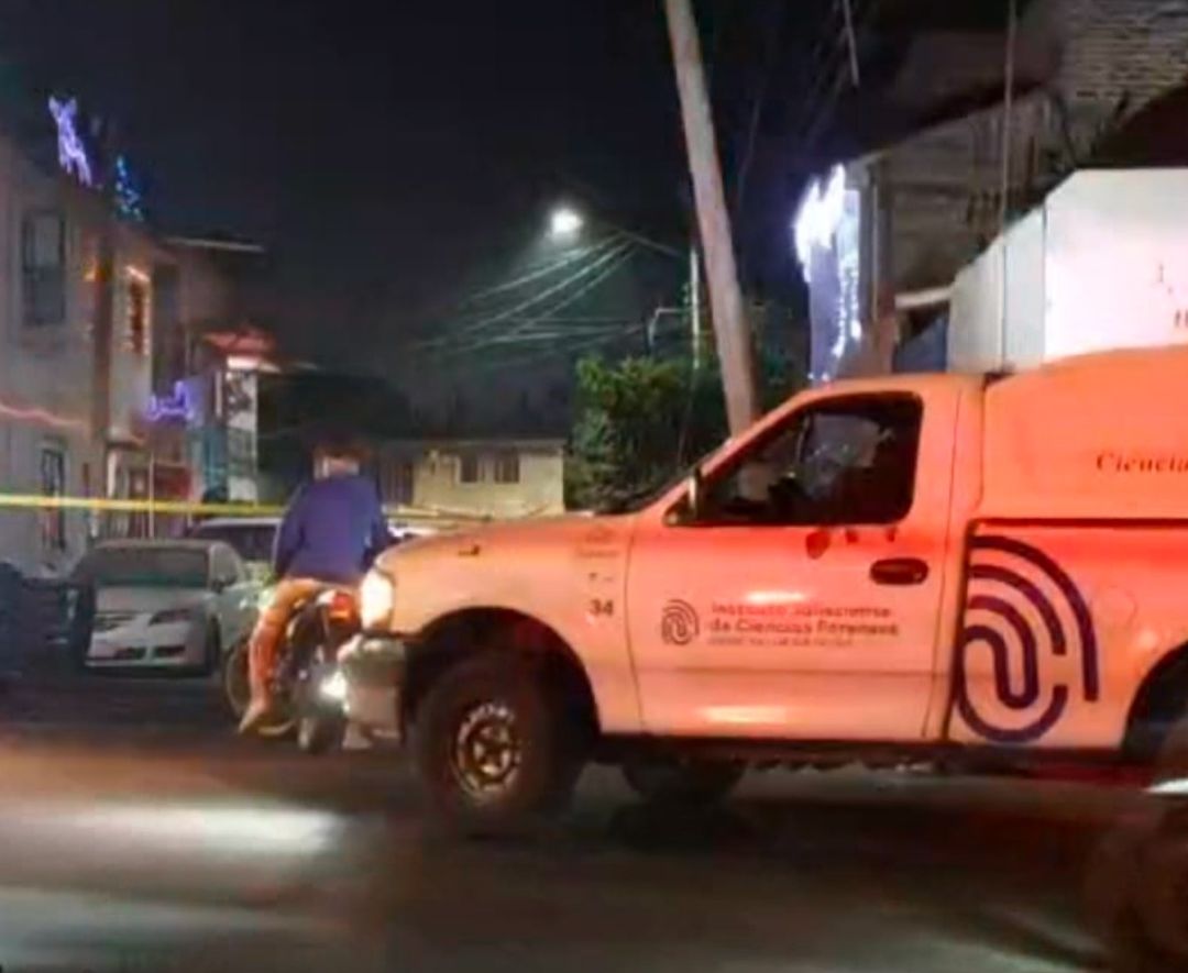 Madre e hijo terminan baleados al recibir un paquete de comida.