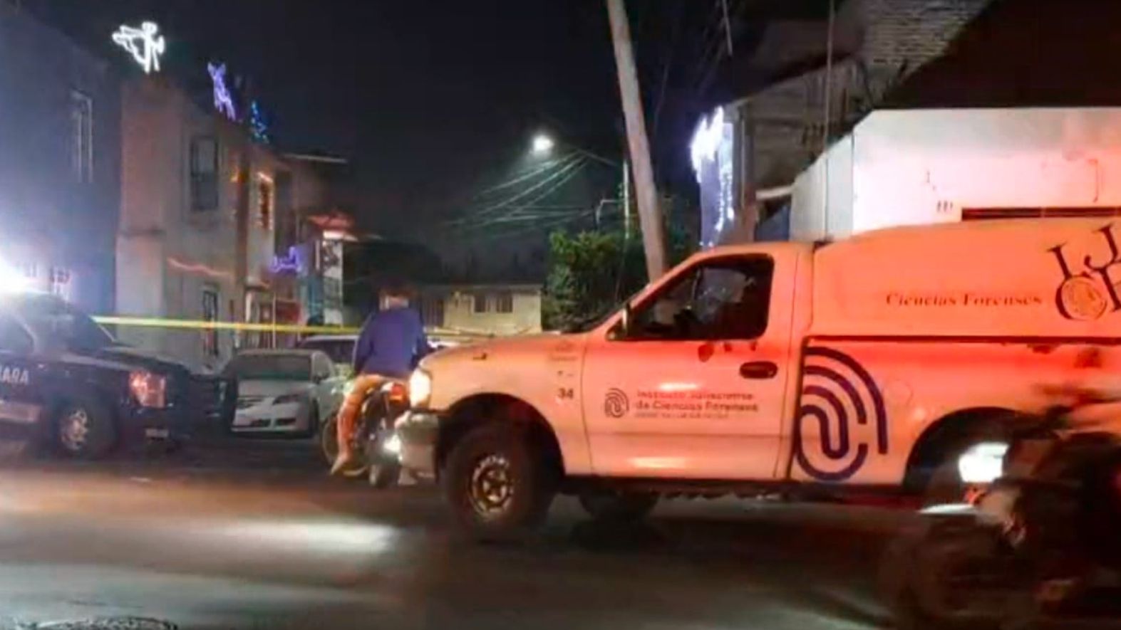 Madre e hijo terminan baleados al recibir un paquete de comida.