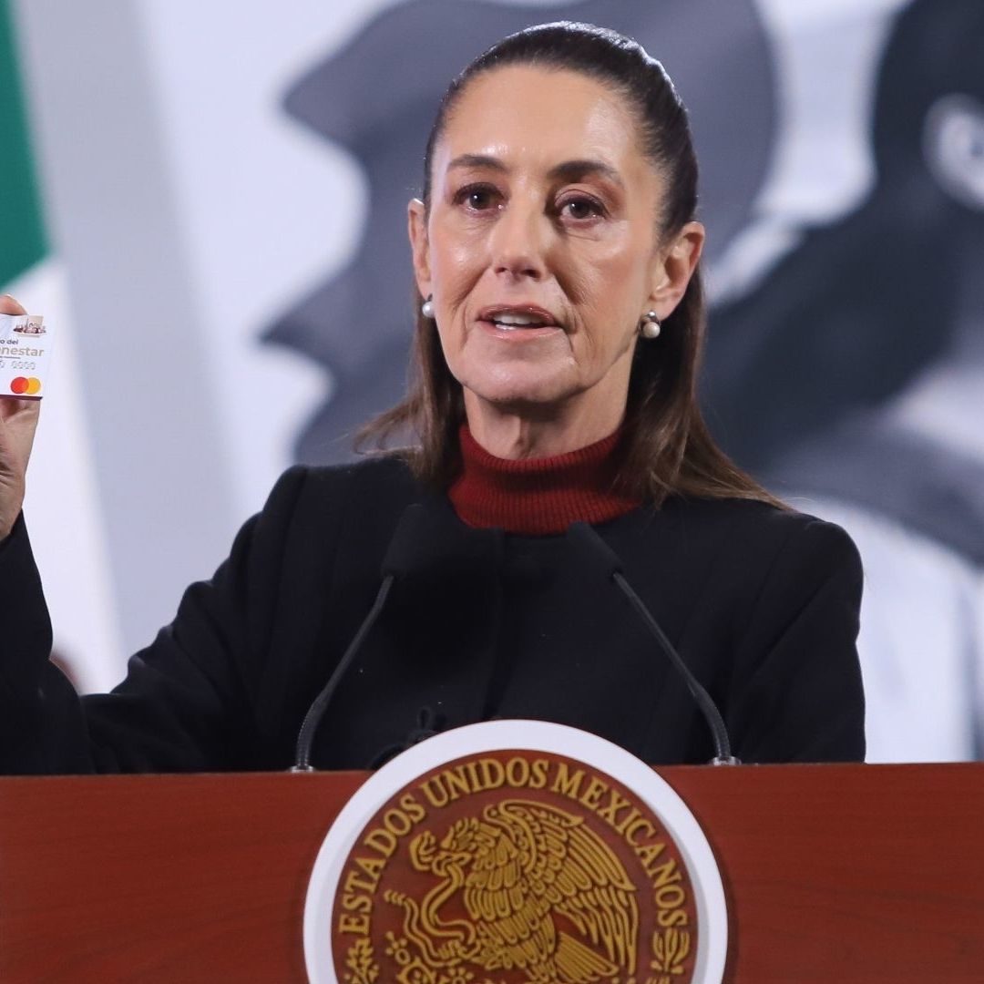 Sheinbaum muestra la nueva tarjeta Bienestar 2025 en la conferencia mañanera