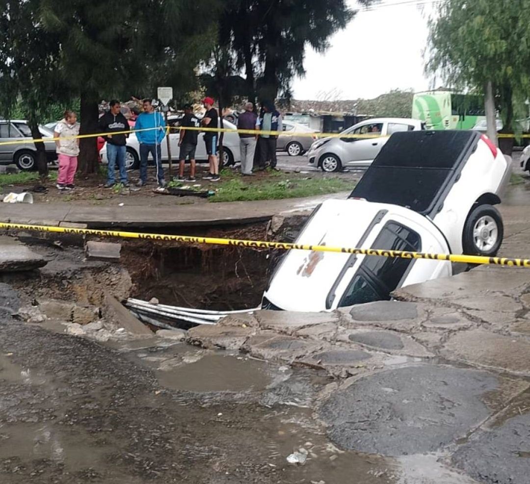 Las oquedades han provocado accidentes involucrando automóviles, motocicletas y peatones