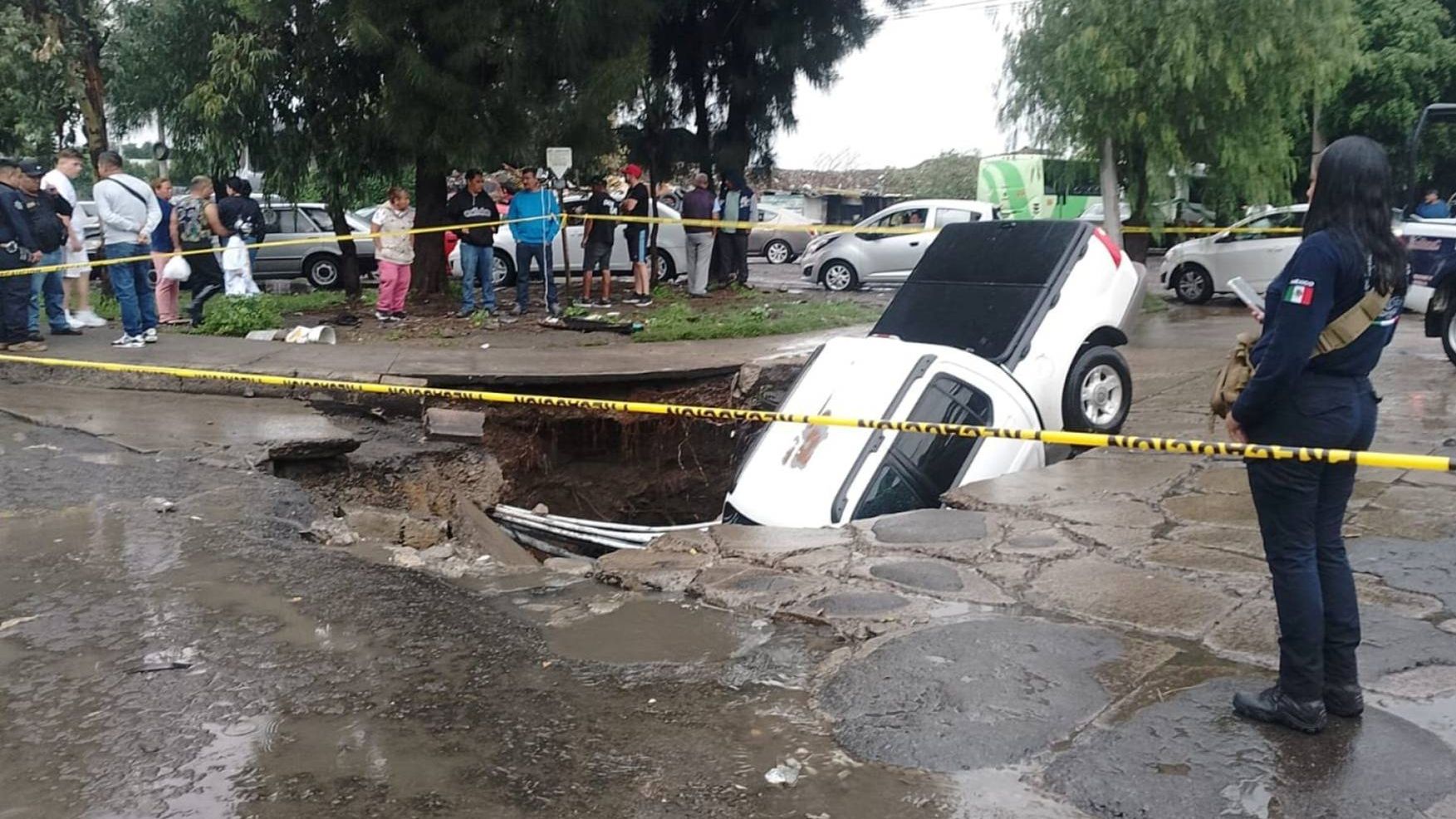 Las oquedades han provocado accidentes involucrando automóviles, motocicletas y peatones