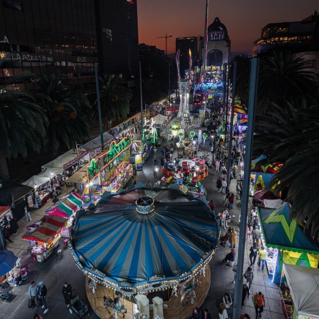 Fotos | Disfrutan Capitalinos Feria por Festejos de Fin de Año en el Monumento a la Revolución