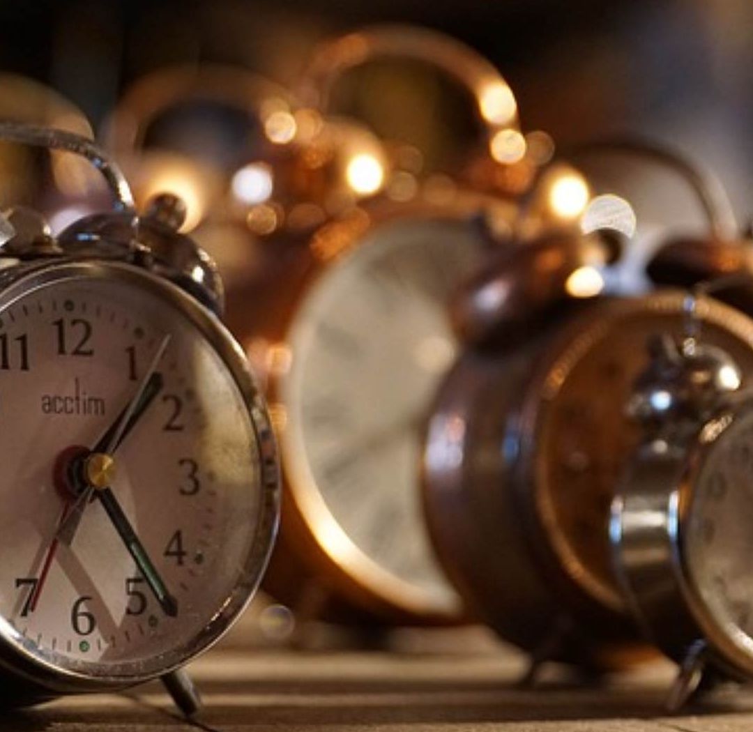 ¿Existe el Tiempo Negativo? Nuevo Experimento Sería Evidencia de un Tiempo que Corre al Revés