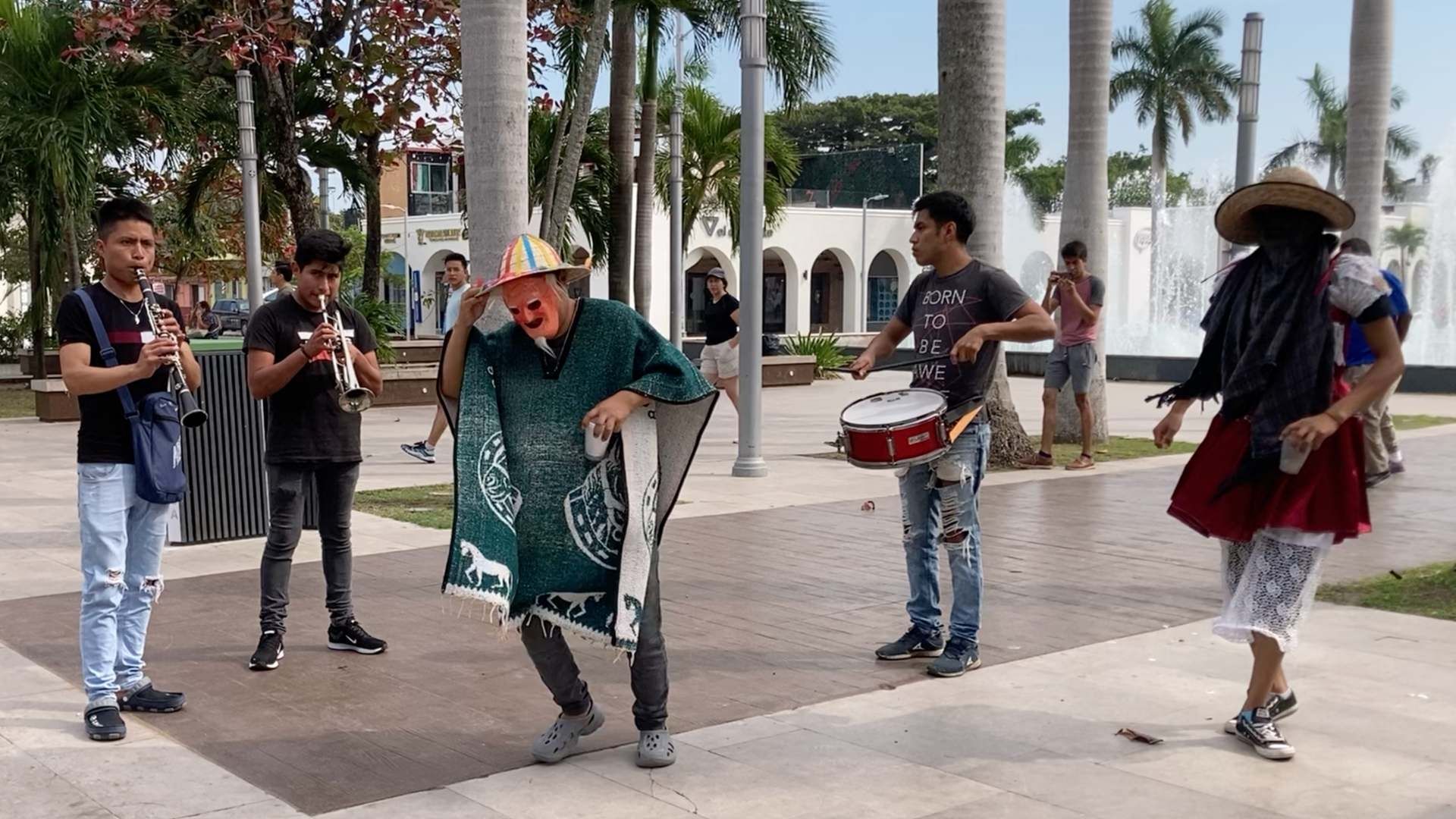 Jóvenes cantan y bailan 'El Viejo' en Boca del Río, Veracruz