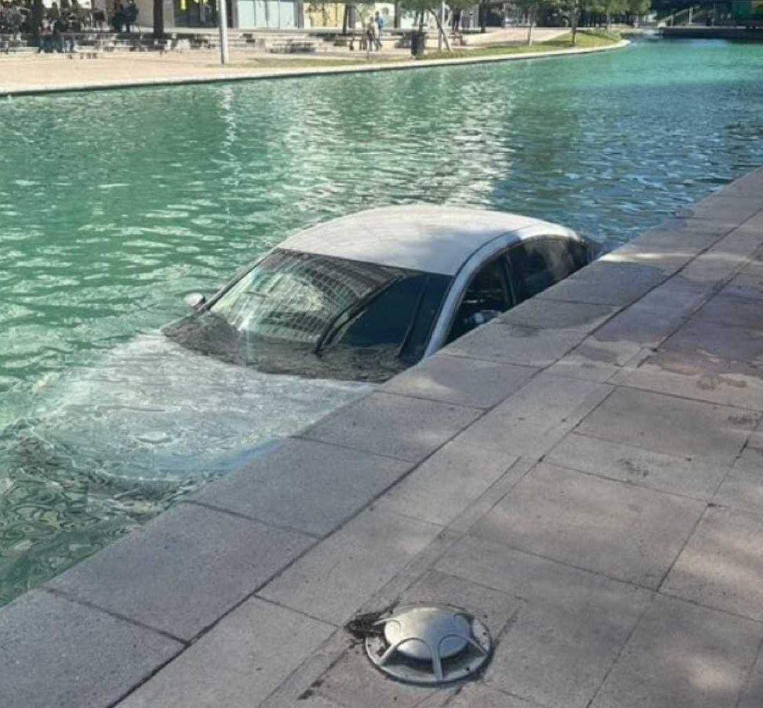 Automóvil cae en el Paseo Santa Lucía de Monterrey