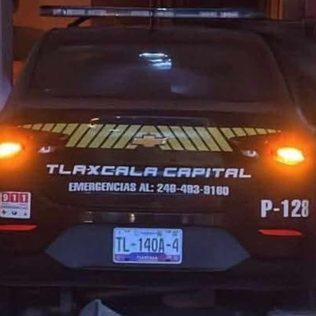 Video: Mujer Policía Choca Patrulla contra Laboratorios Linfolab en Tlaxcala