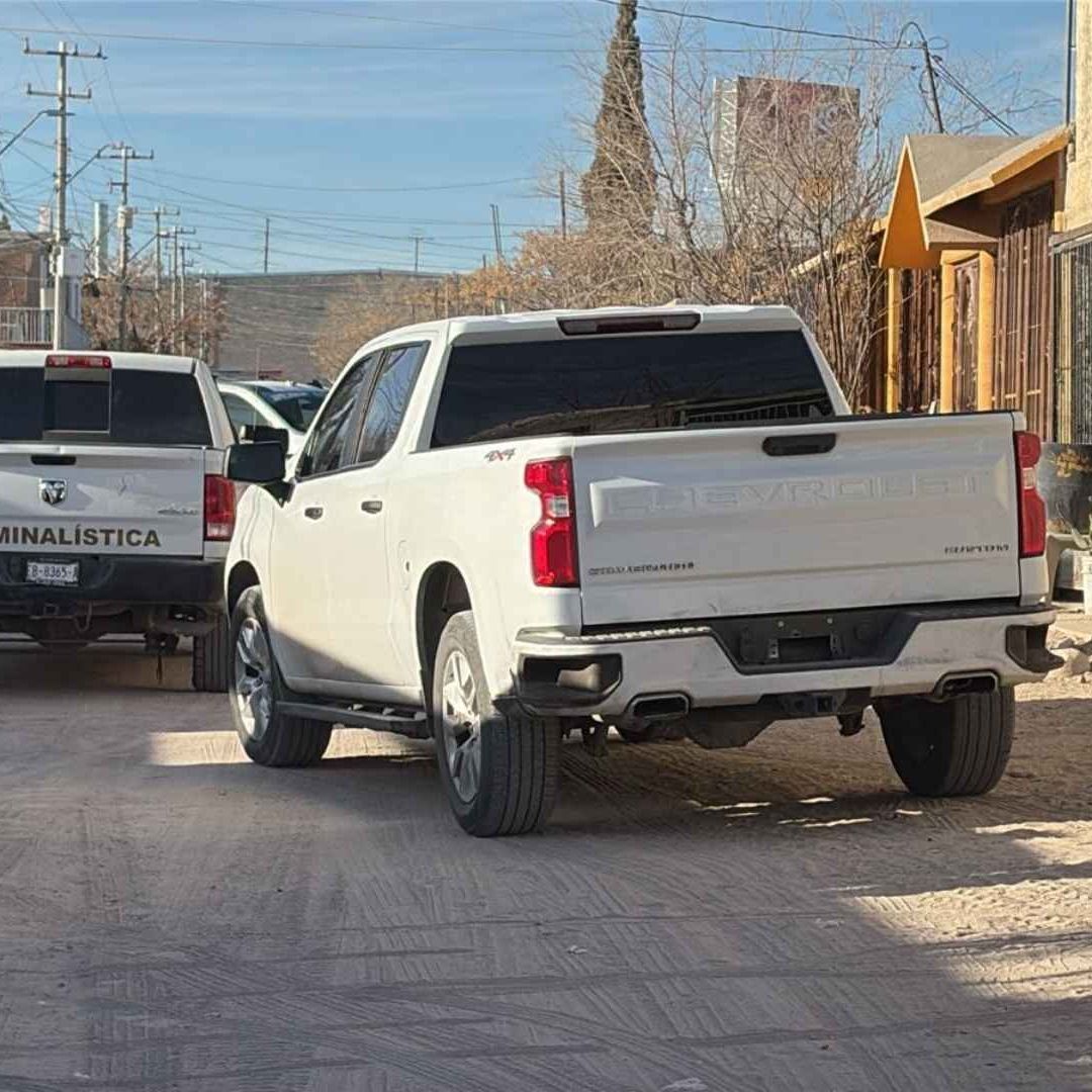 Hallan a Hombre sin Vida Dentro de Vehículo en Colonia La Perla de Ciudad Juárez