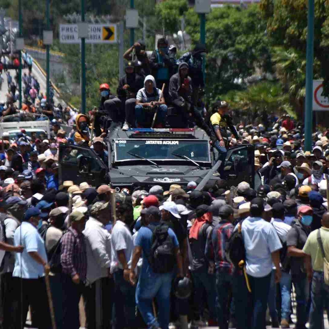 Enfrentamiento entre manifestantes y elementos de GN