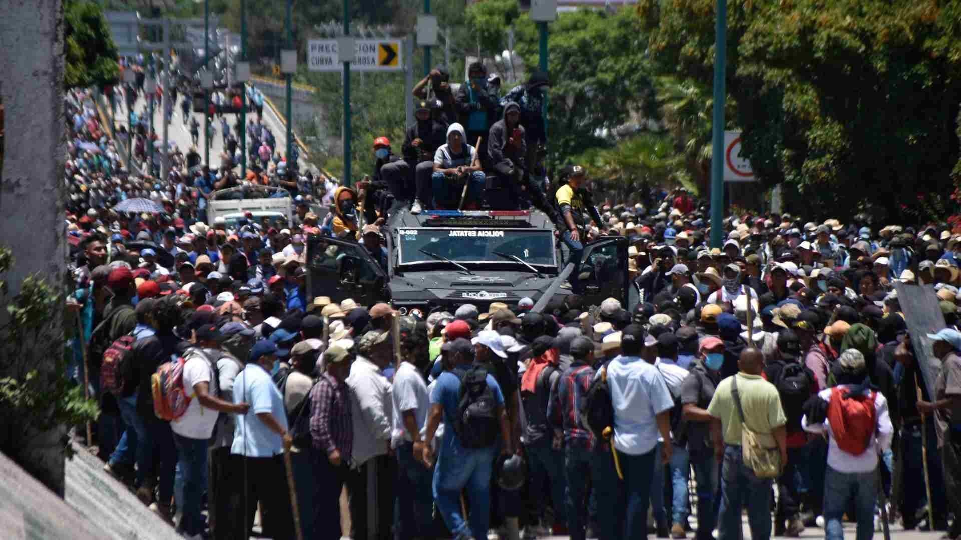 Enfrentamiento entre manifestantes y elementos de GN