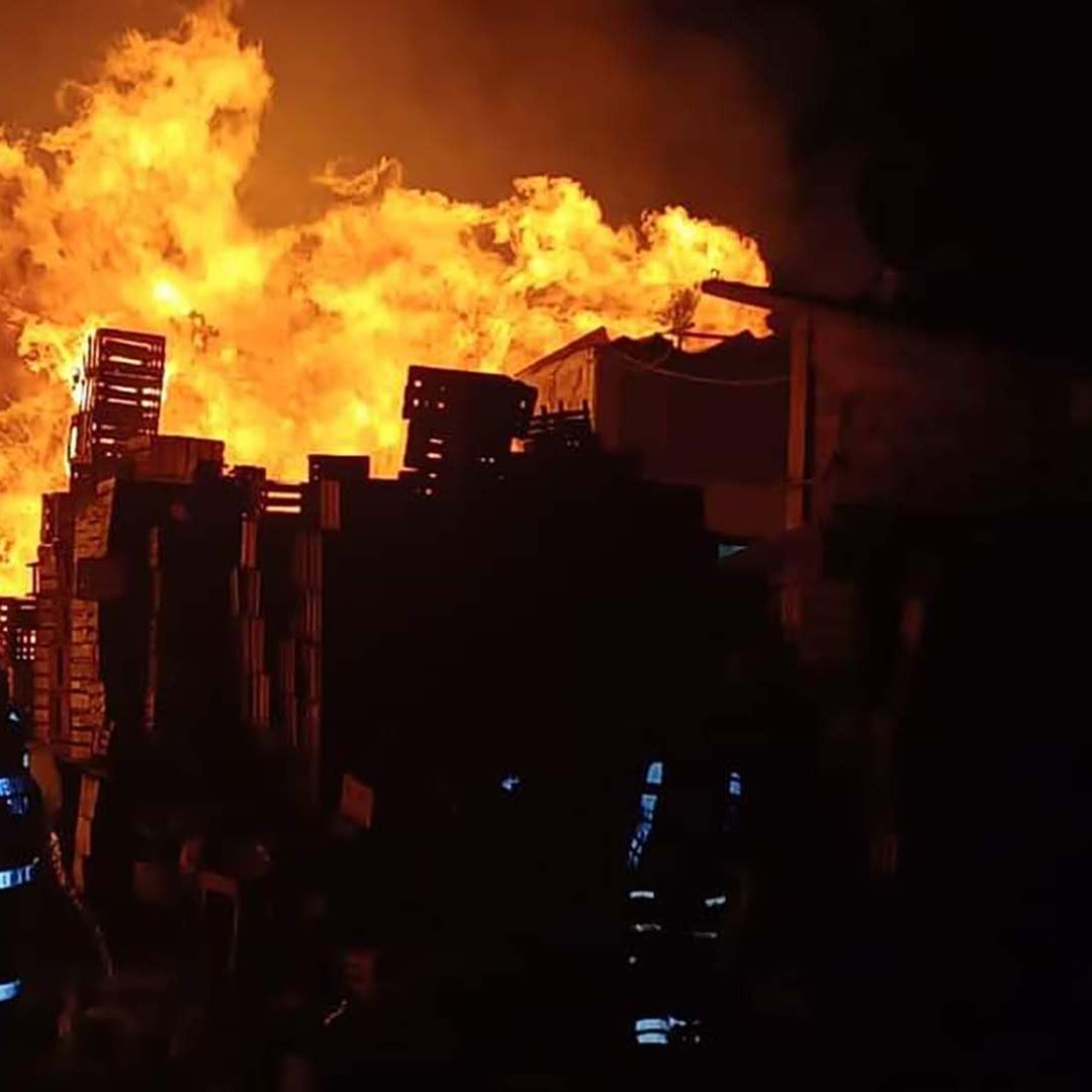 Gracias a la inmediata respuesta y coordinación de los equipos de emergencia, se evitó la propagación del incendio.