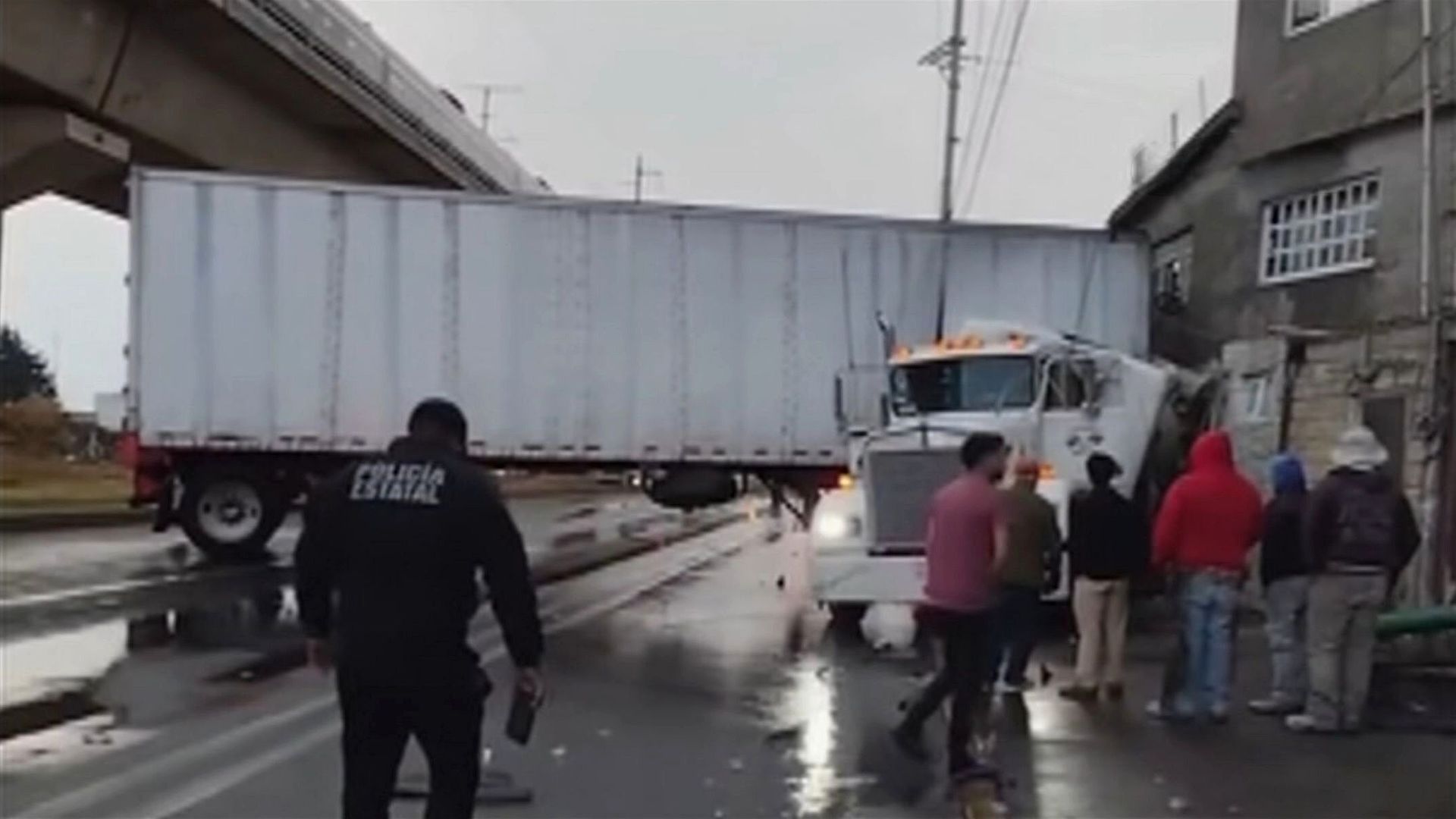 Accidente en Toluca Hoy: Tráiler se Impacta contra Casa en Las Torres y ...