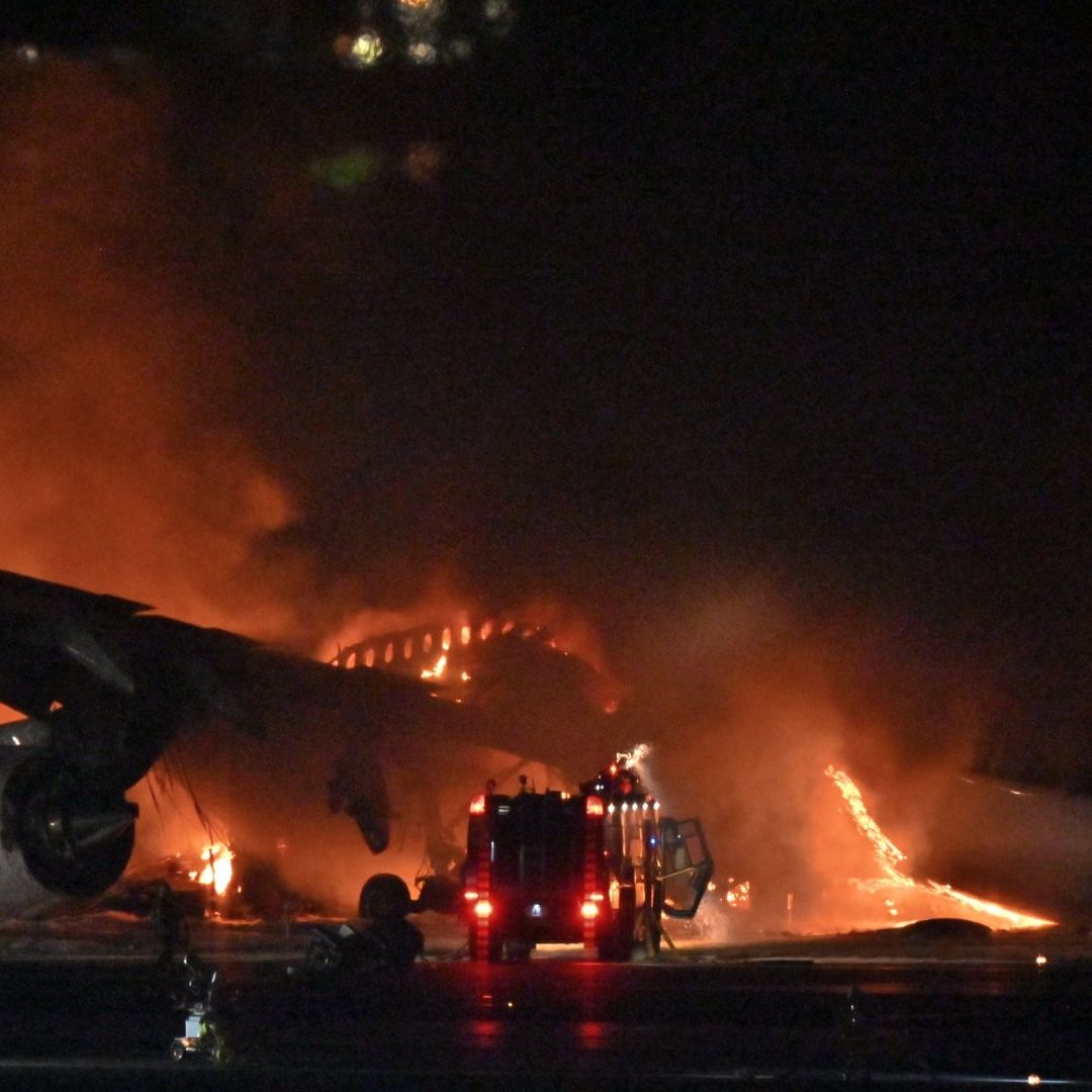 Captan Momento en que se Incendia Avión en Japón; Reportan 5 Muertos