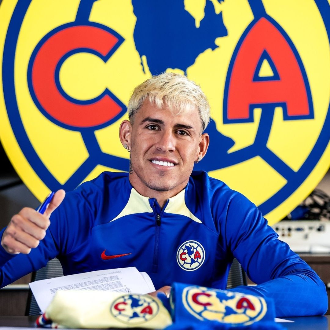 'Chicote' firmó su contrato en las instalaciones del América. Foto: Club América