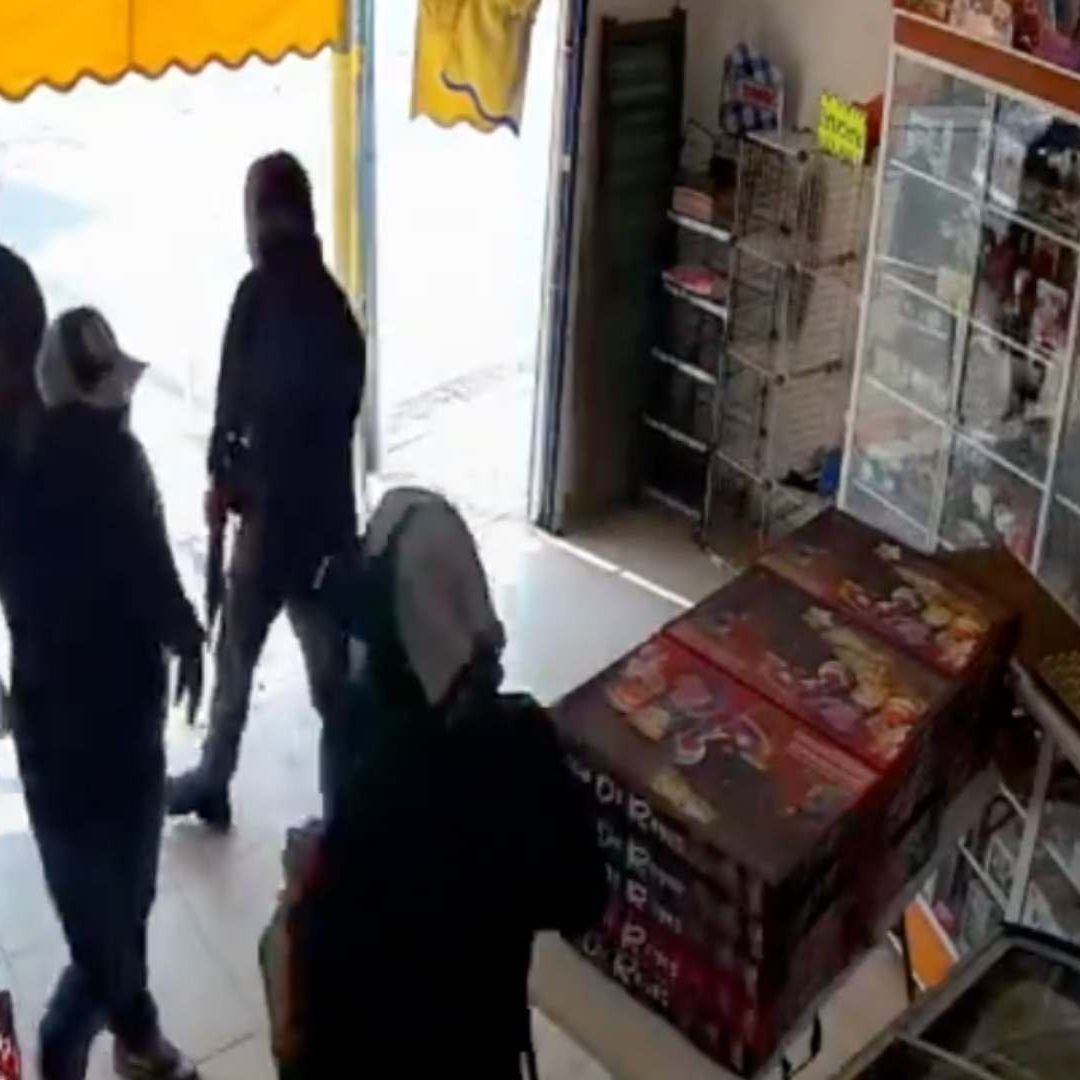 Hombres encapuchados y fuertemente armados asaltaron comercios.