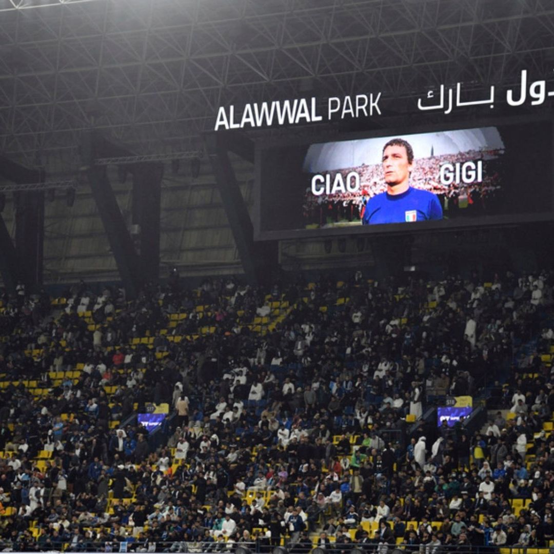En la final de la Supercopa de Italia rindieron homenaje a Gigi Riva. Foto: AP