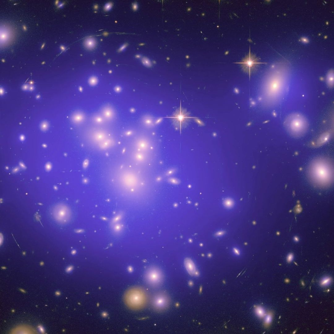 Cúmulo de galaxias movido por la materia oscura