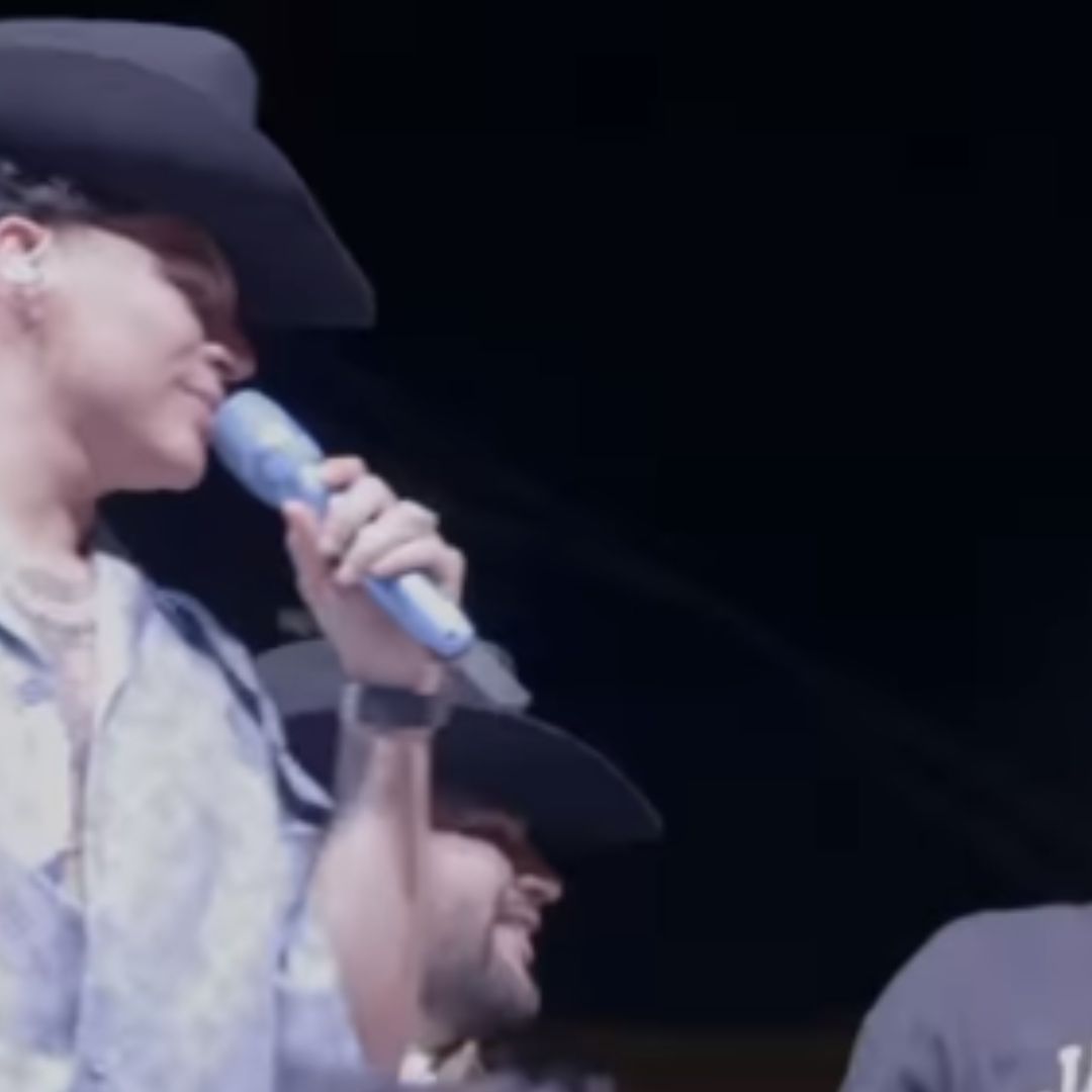 Video | Grupo Firme Invita al Escenario a Drake Bell en Carnaval de Autlán, Jalisco