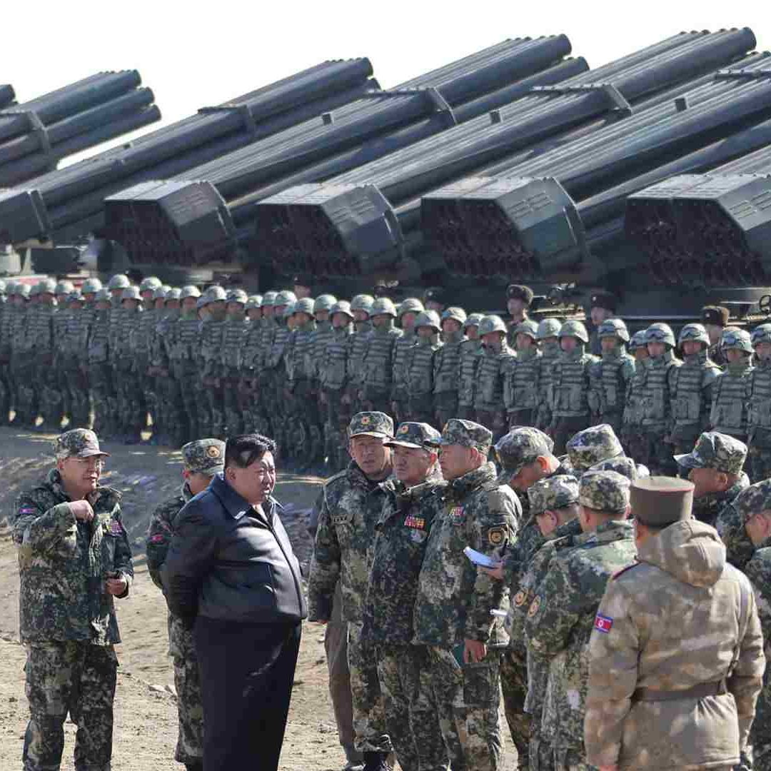 Kim Jong Un supervisa simulacro de ataque con artillería con capacidad para alcanzar Corea del Sur