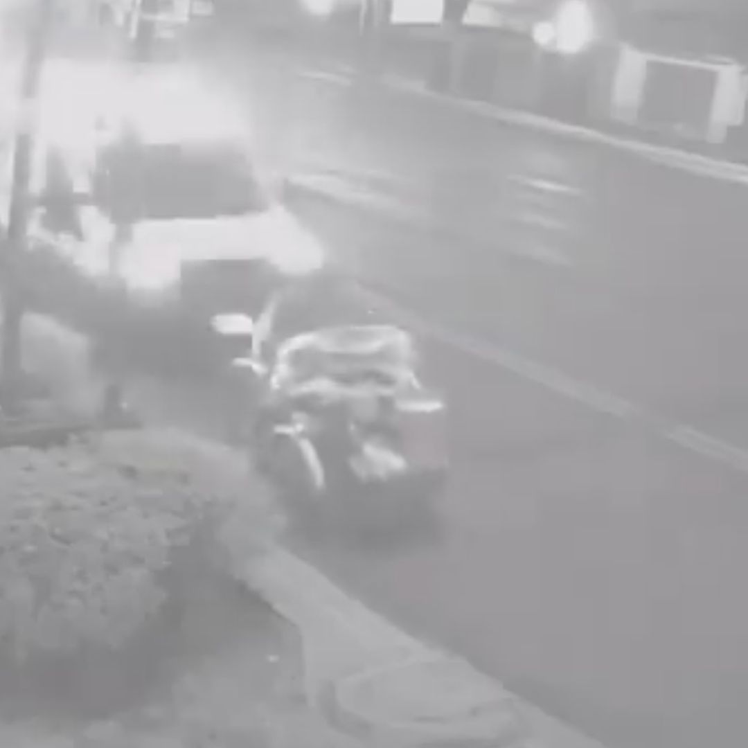 En redes sociales se difundió la grabación de una cámara que captó el momento en que la ambulancia embiste por detrás al vendedor de pan y café