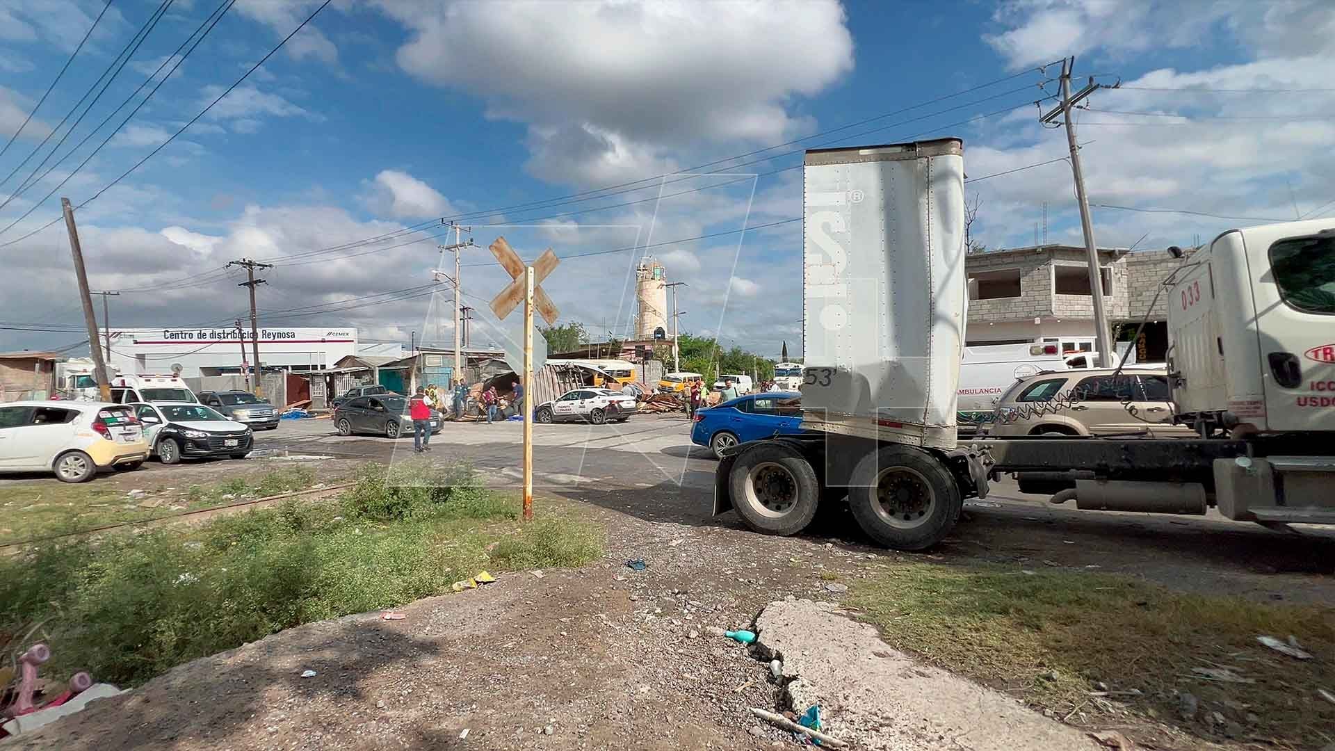 Por Intentar Ganarle el Paso, Tráiler es Embestido por Tren en Reynosa