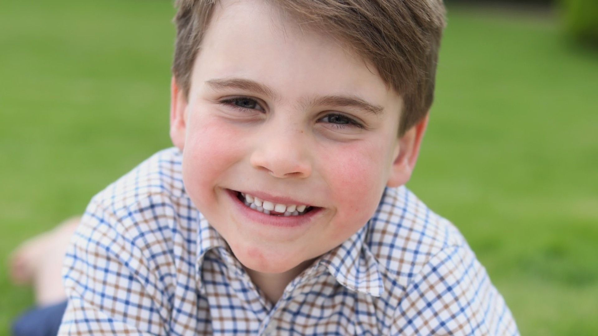Difunden fotografía del príncipe Luis por su sexto cumpleaños.