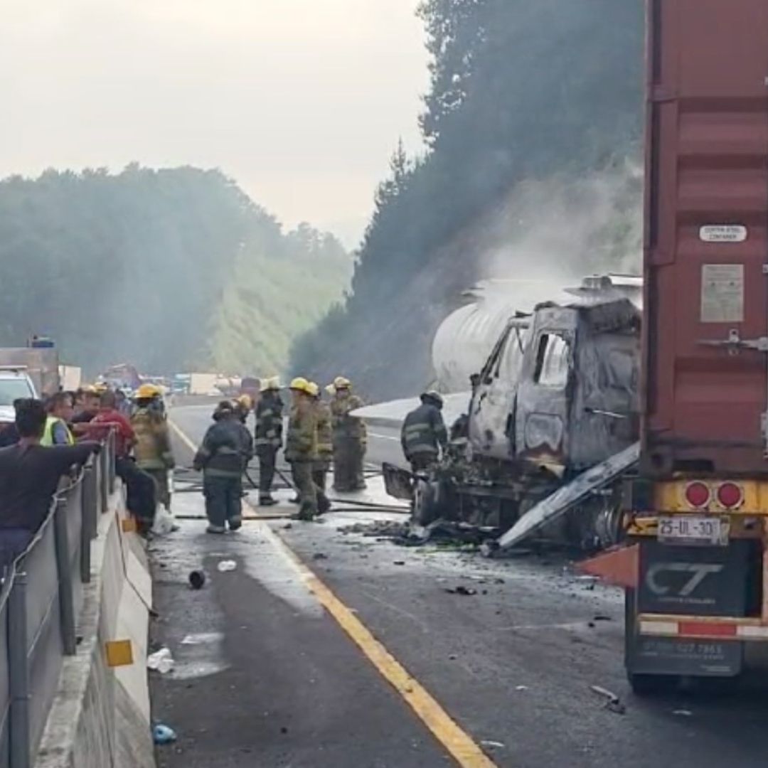 El incidente entre estas unidades de transporte mantuvo cerrada durante varias horas la circulación en dicha vía de comunicación.