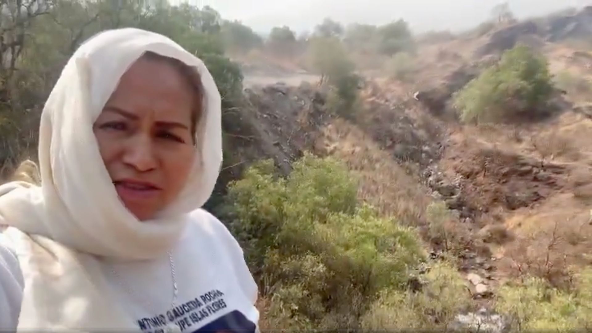 Ceci Flores desde el lugar en el que fue hallado el crematorio clandestino