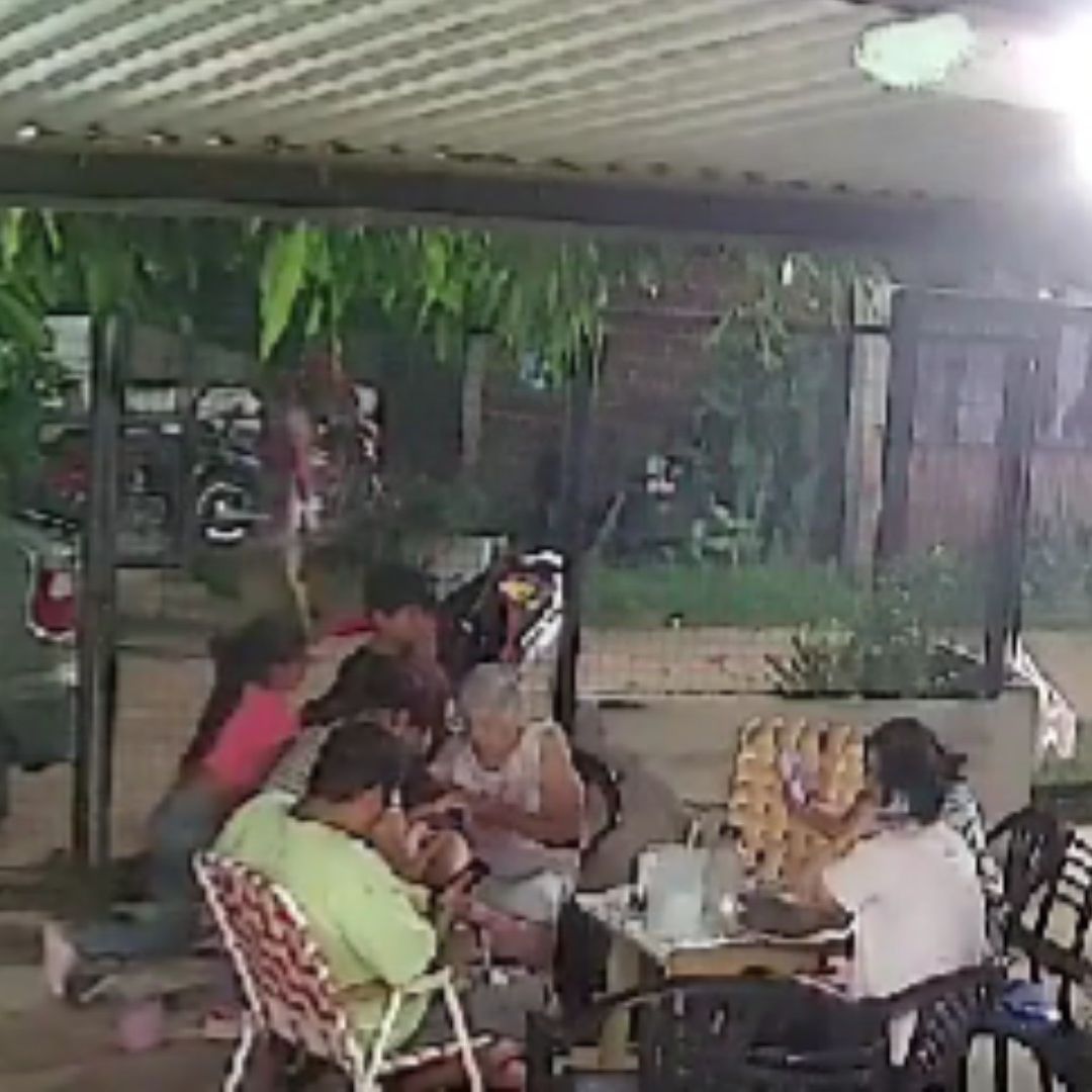 Rayo impacta cerca de una familia en Argentina