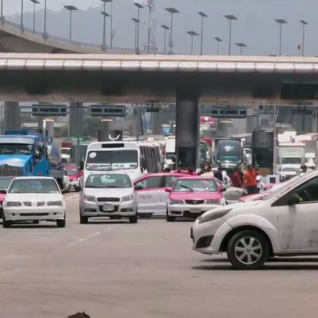 Taxistas bloquean la caseta de cobro en Tlalpan, en la México-Cuernavaca