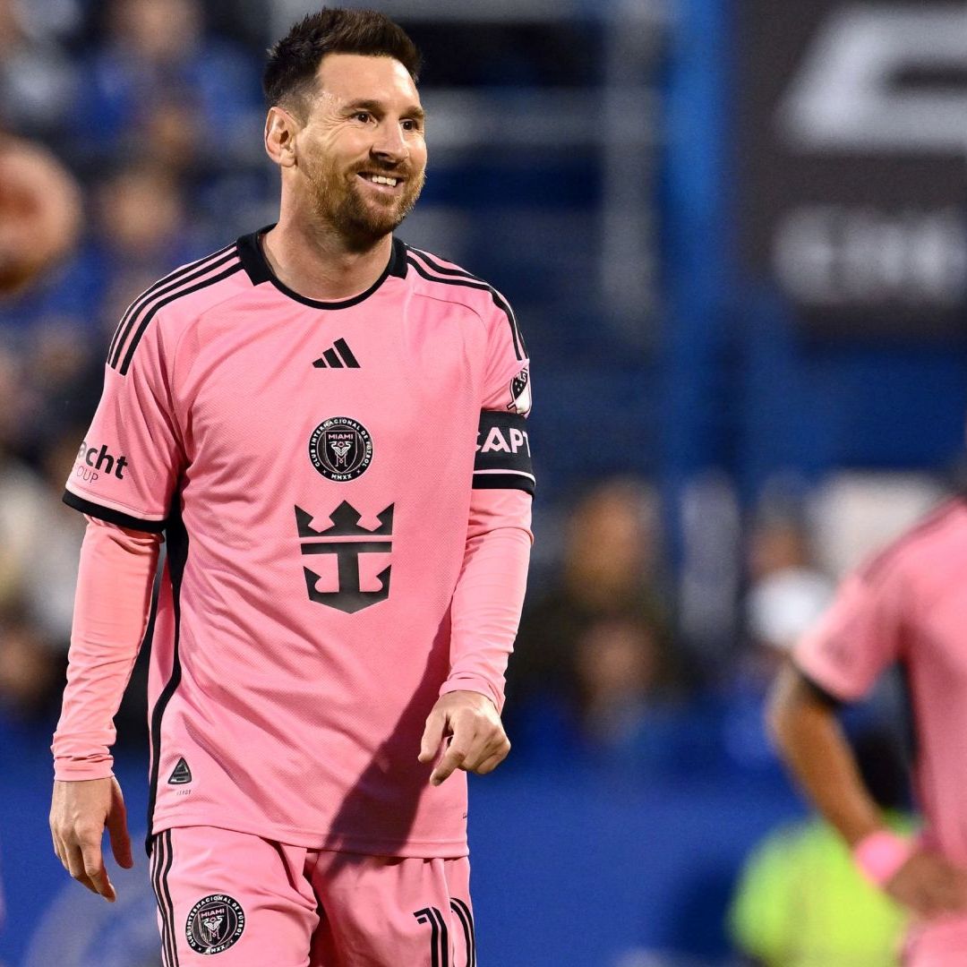 Messi no pudo evitar sonreír ante la peculiar invitación. Foto: AFP