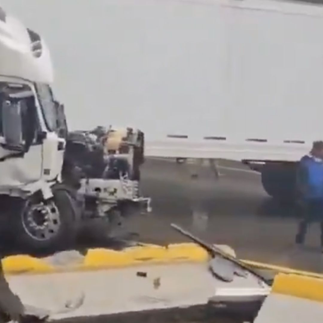 Cerrada la Autopista México-Puebla por Choque de Tráiler con el Muro de Contención