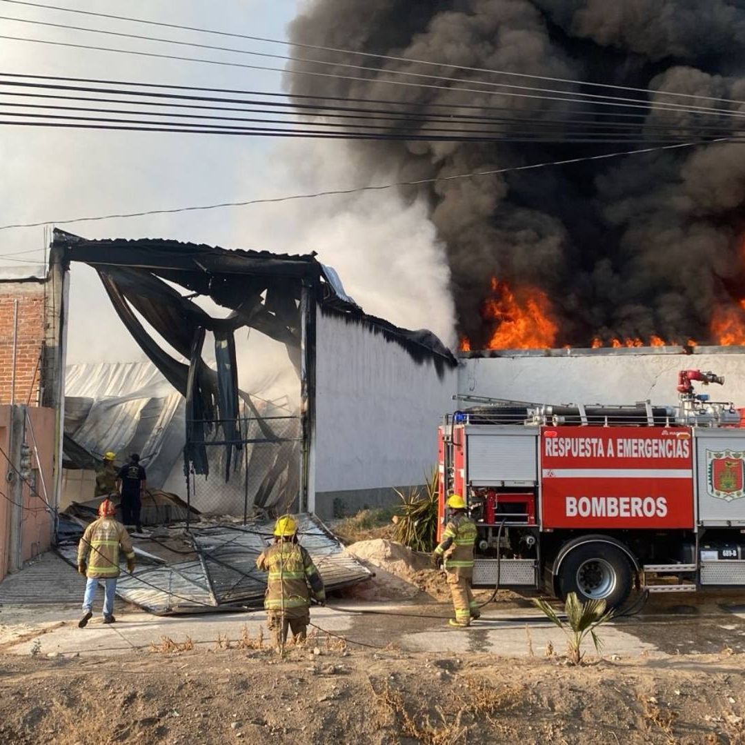 Fuerte Incendio en Fábrica de Veladoras en Puebla: Fuego Generó Enorme Columna de Humo