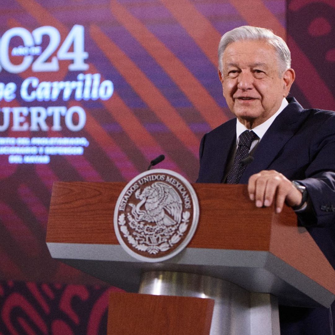 AMLO Confirma que Bandera Estará en el Zócalo de CDMX durante la Marea Rosa: ‘Es de Todos’