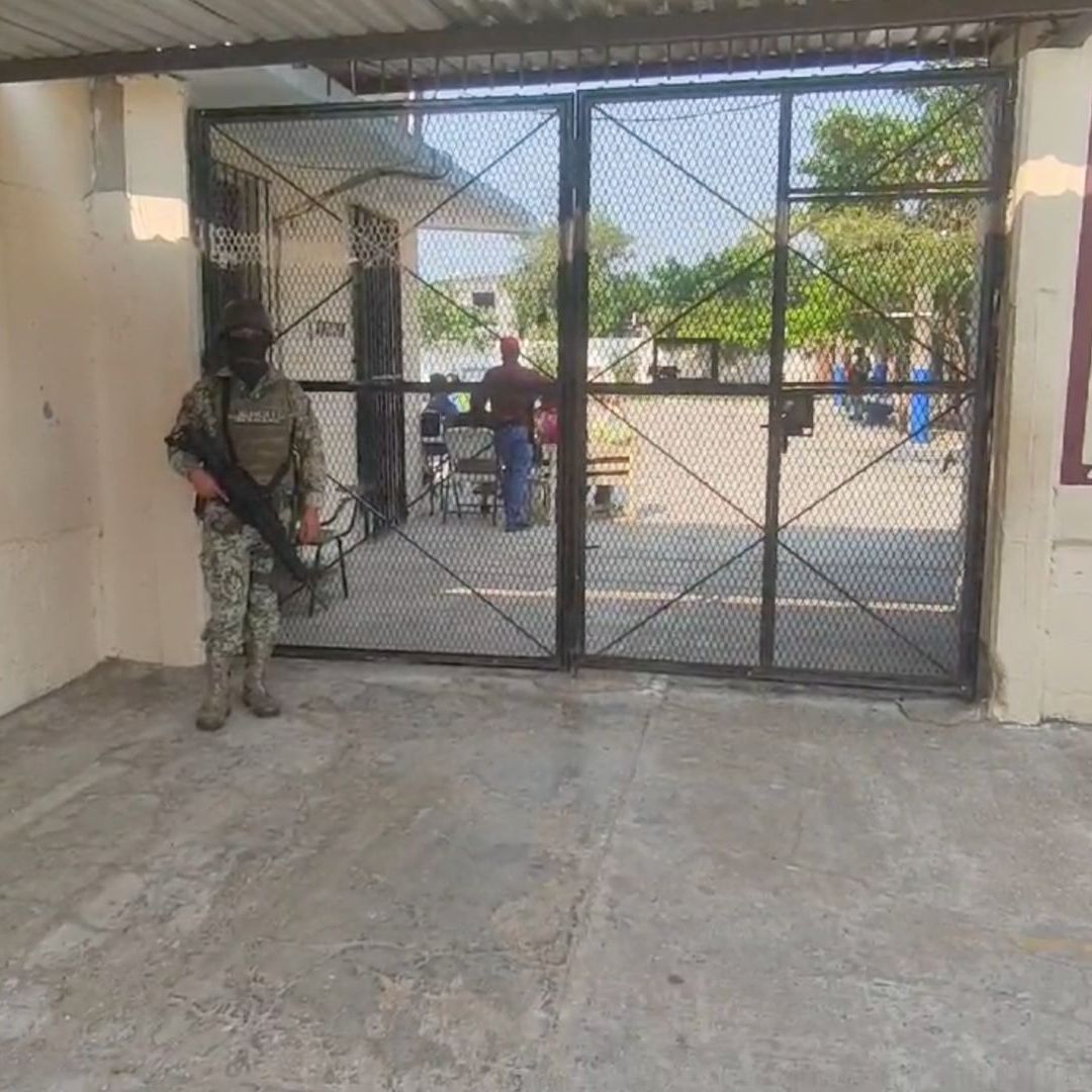 Autoridades Realizan Reunión Dentro de Primaria Presuntamente Extorsionada en Coatzacoalcos