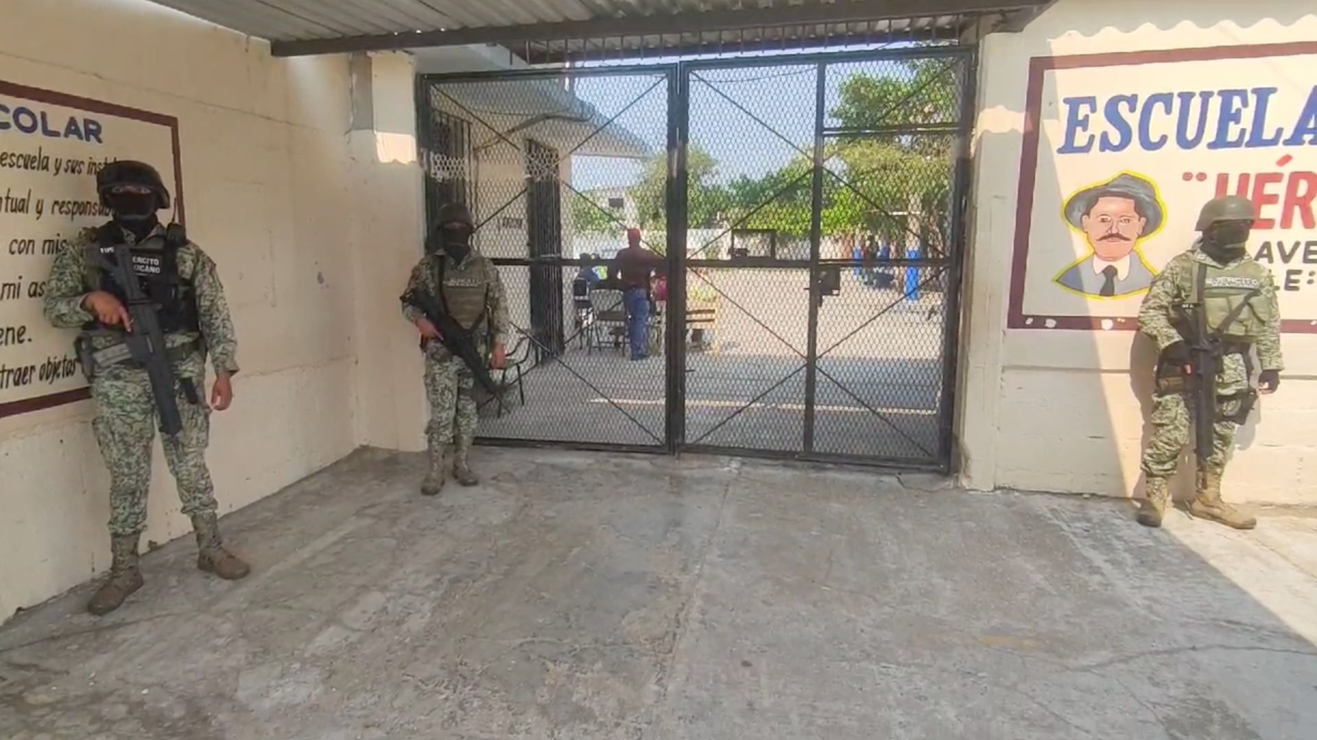 Autoridades Realizan Reunión Dentro de Primaria Presuntamente Extorsionada en Coatzacoalcos