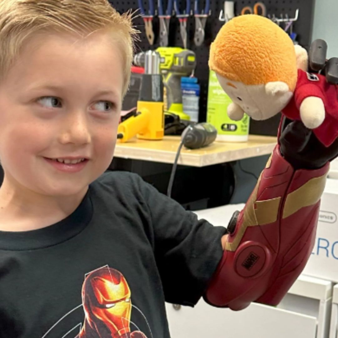 Jordan Marotta, de 5 años tiene un brazo biónico de Iron Man, en Long Island, Nueva York