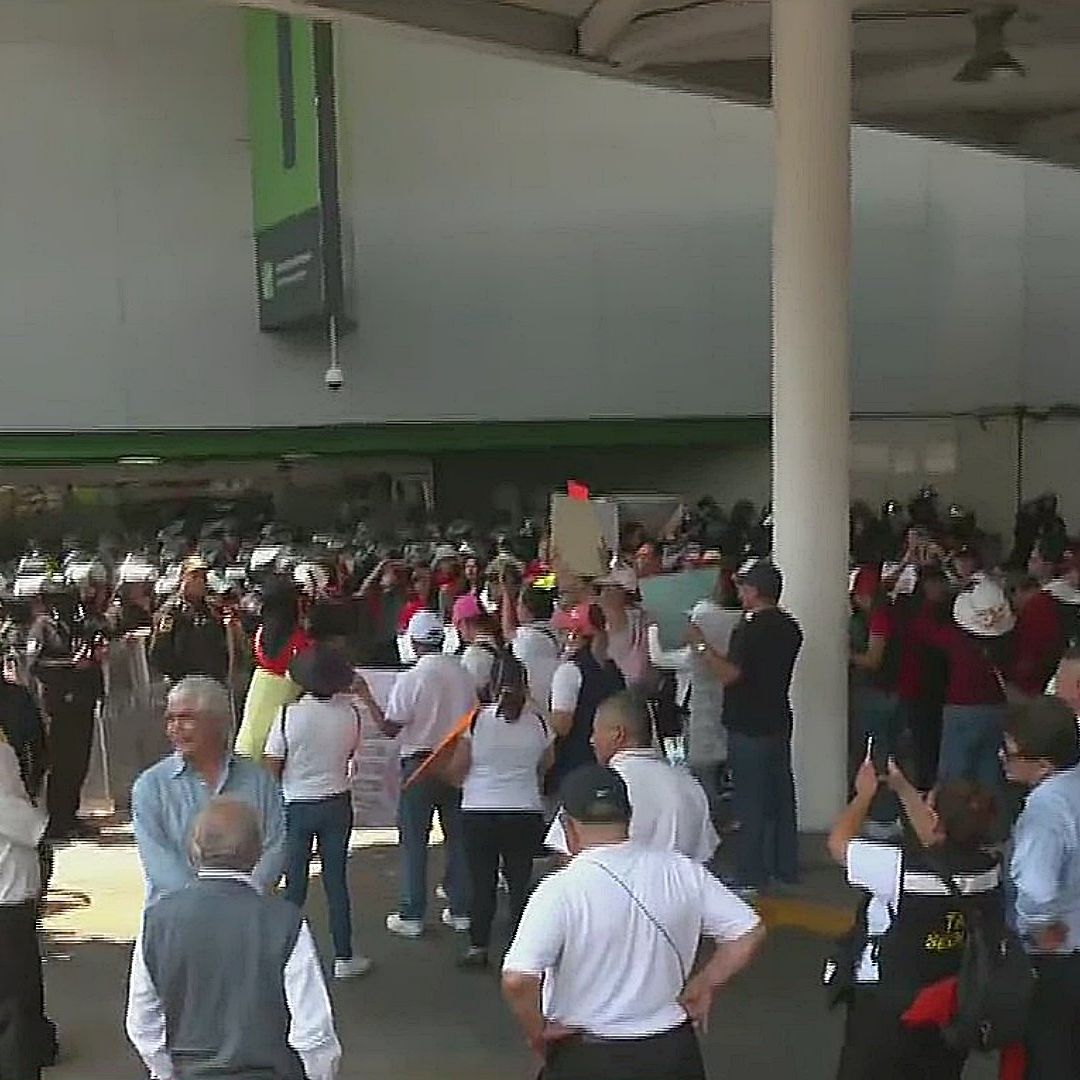 Protesta de CNTE en el AICM Colapsa Vialidad y Afecta a Pasajeros