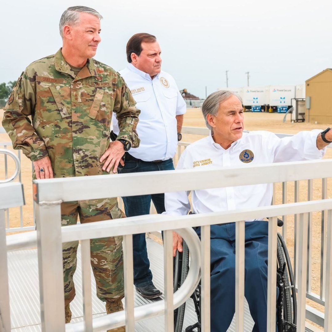 Greg Abbott es un cercano aliado del expresidente Donald Trump y pionero en medidas antimigrantes en EUA