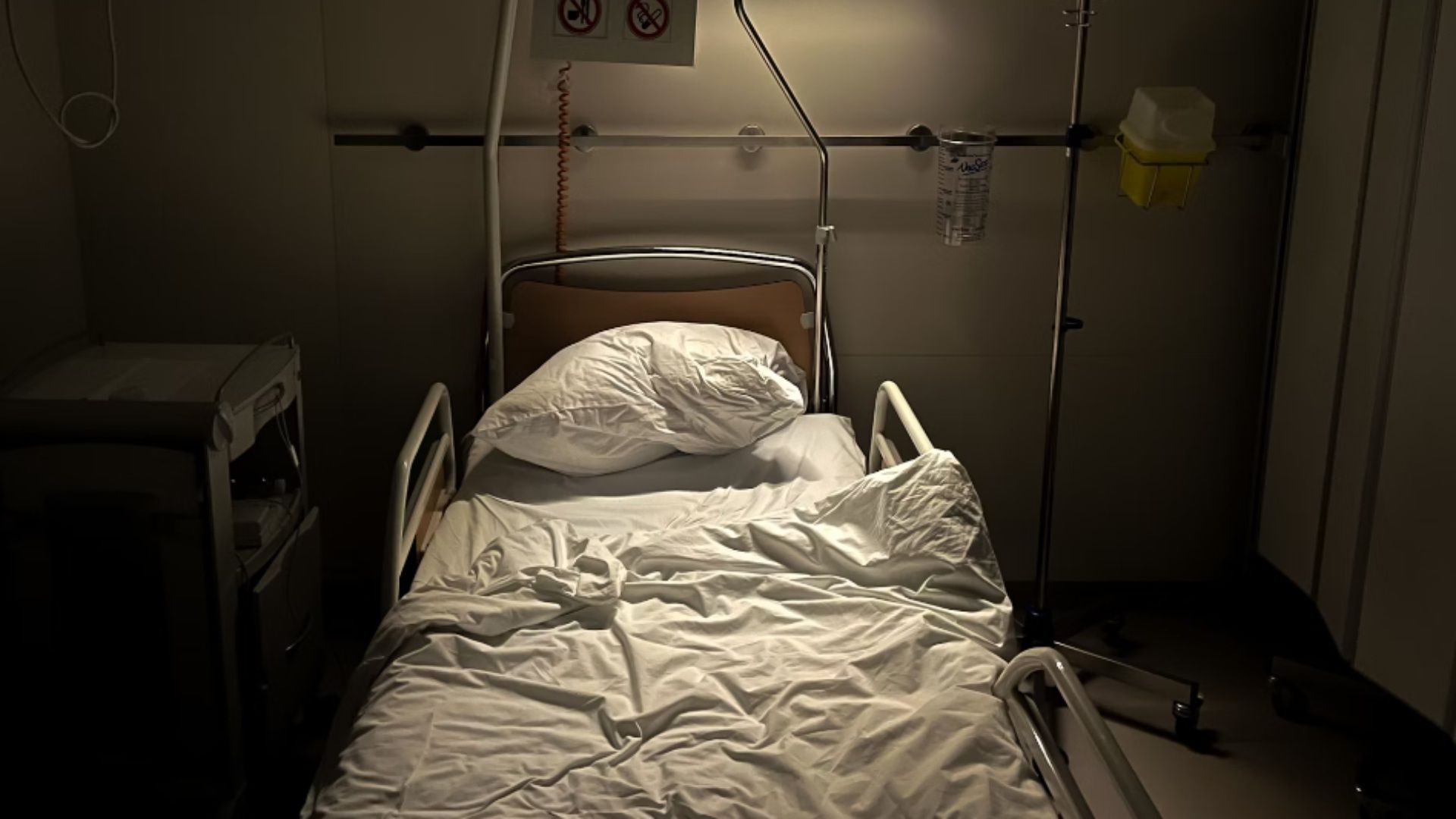 Una cama vacía al interior de un hospital. Foto: Unsplash