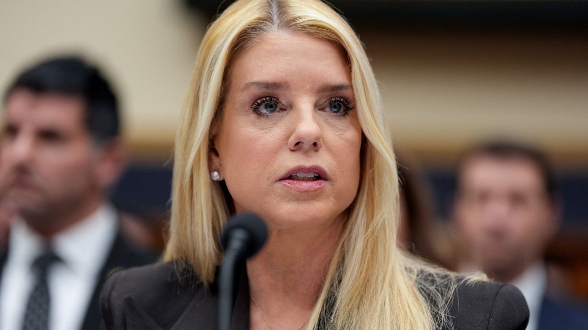 Citan a la Fiscal Pam Bondi por Investigación de Caso Epstein.