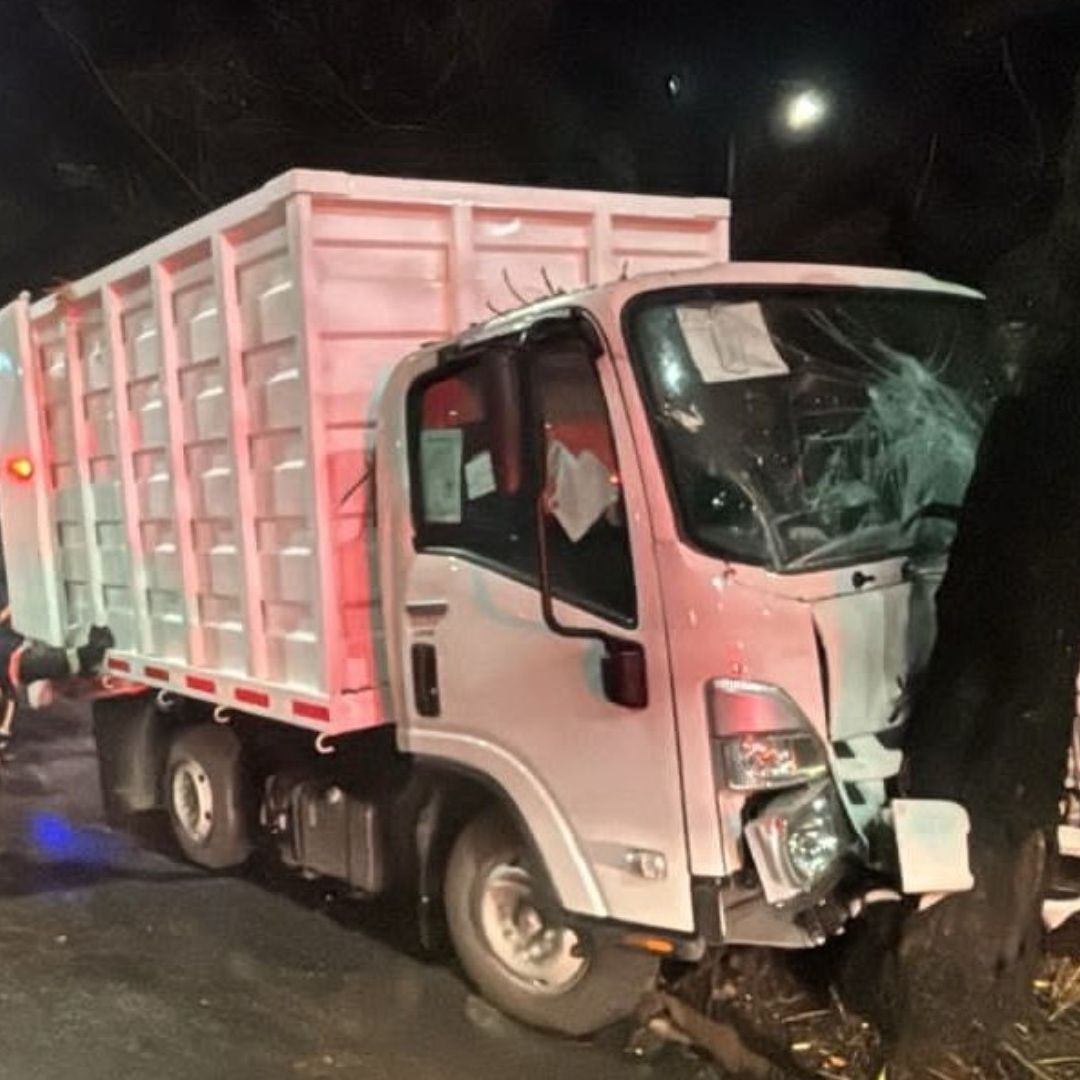 Deja 12 Heridos Choque de Camión de Cuarilla de Limpia Contra un Árbol en Alcaldía Tlalpan.