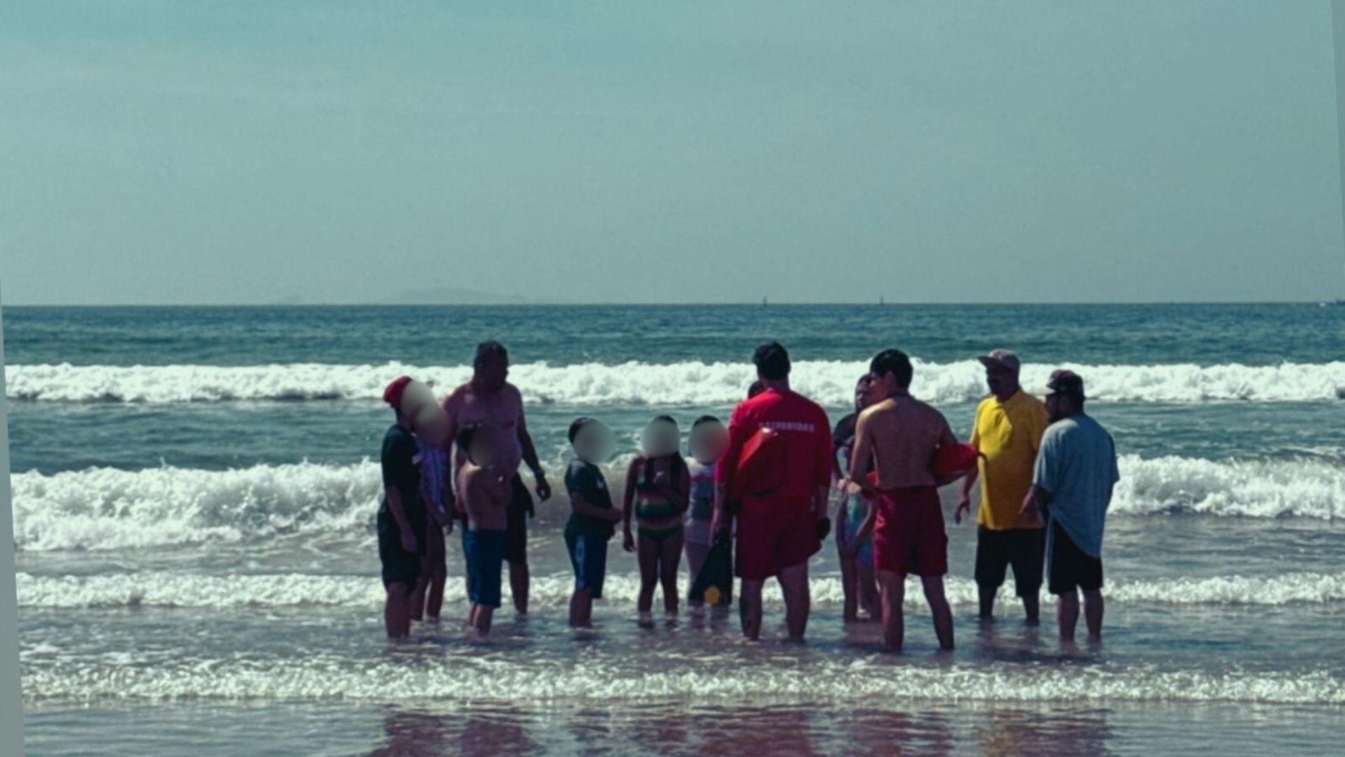 Rescatan Salvavidas a Menor en Playa Hermosa Ensenada