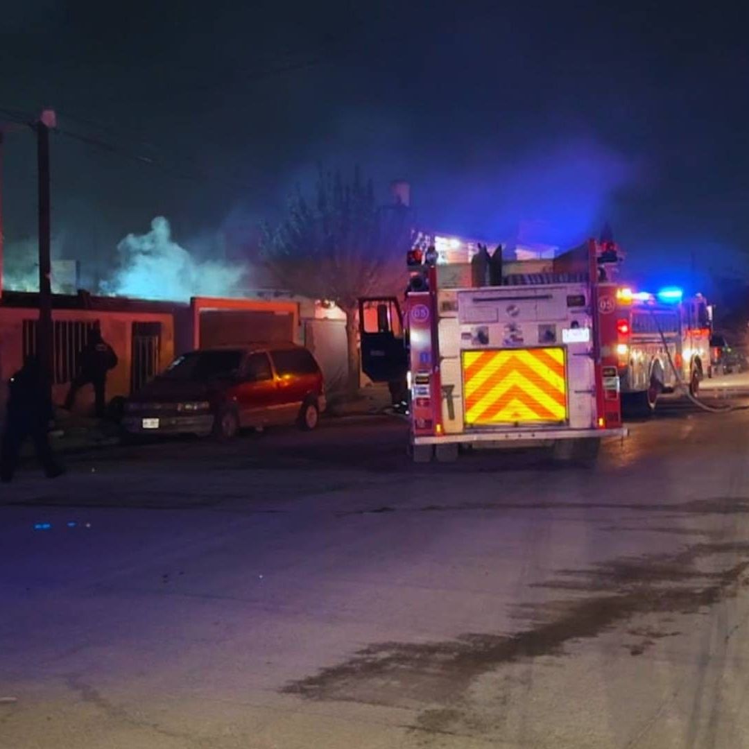 Bomberos Sofocan el Fuego y Rescatan a Hombre