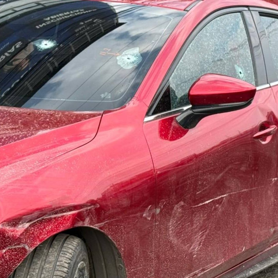 Automóvil con impactos de bala luego de agresión por parte de mujer en Tecámac, Edomex. Foto: N+