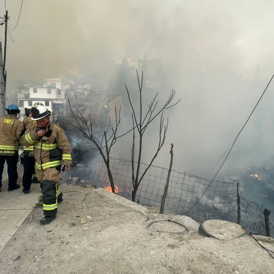 Incendio en la colonia Leandro Valle Consume Varias viviendas en Tijuana
