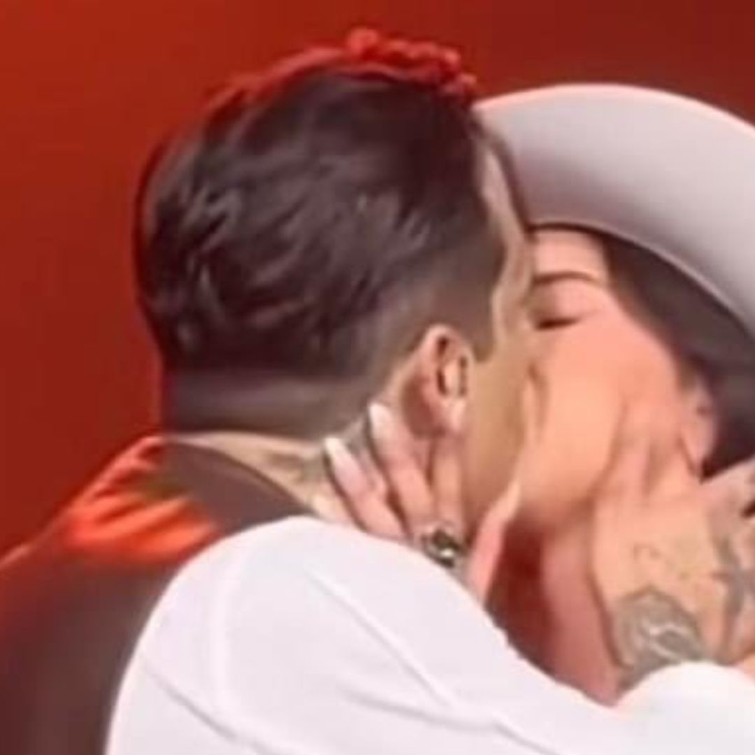 Video | ¡No se Esconden! Ángela Aguilar y Christian Nodal se Besan en Público por Primera Vez