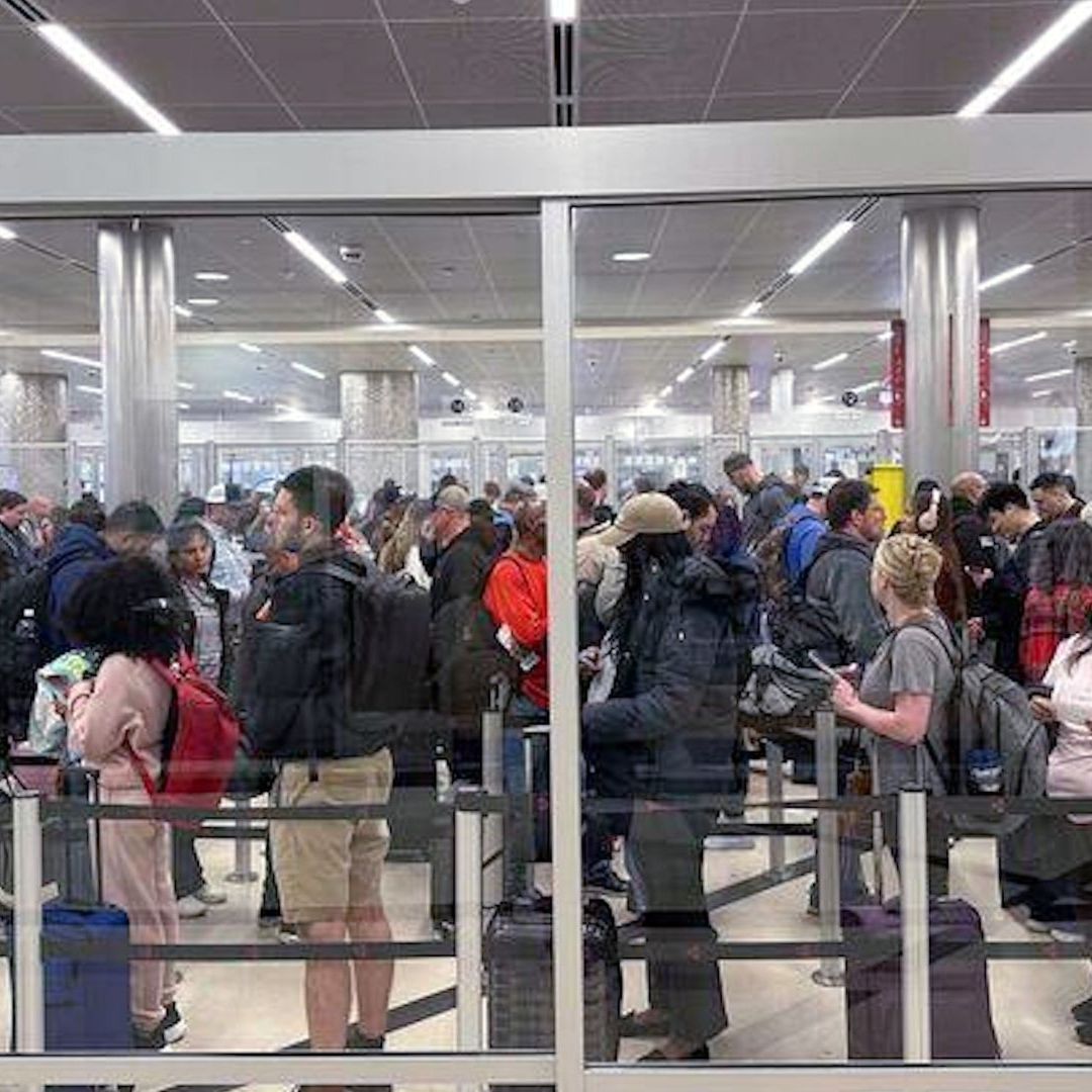 Los viajeros hacen fila en un control de seguridad del Aeropuerto Internacional Hartsfield-Jackson de Atlanta el lunes 16 de marzo de 2026.