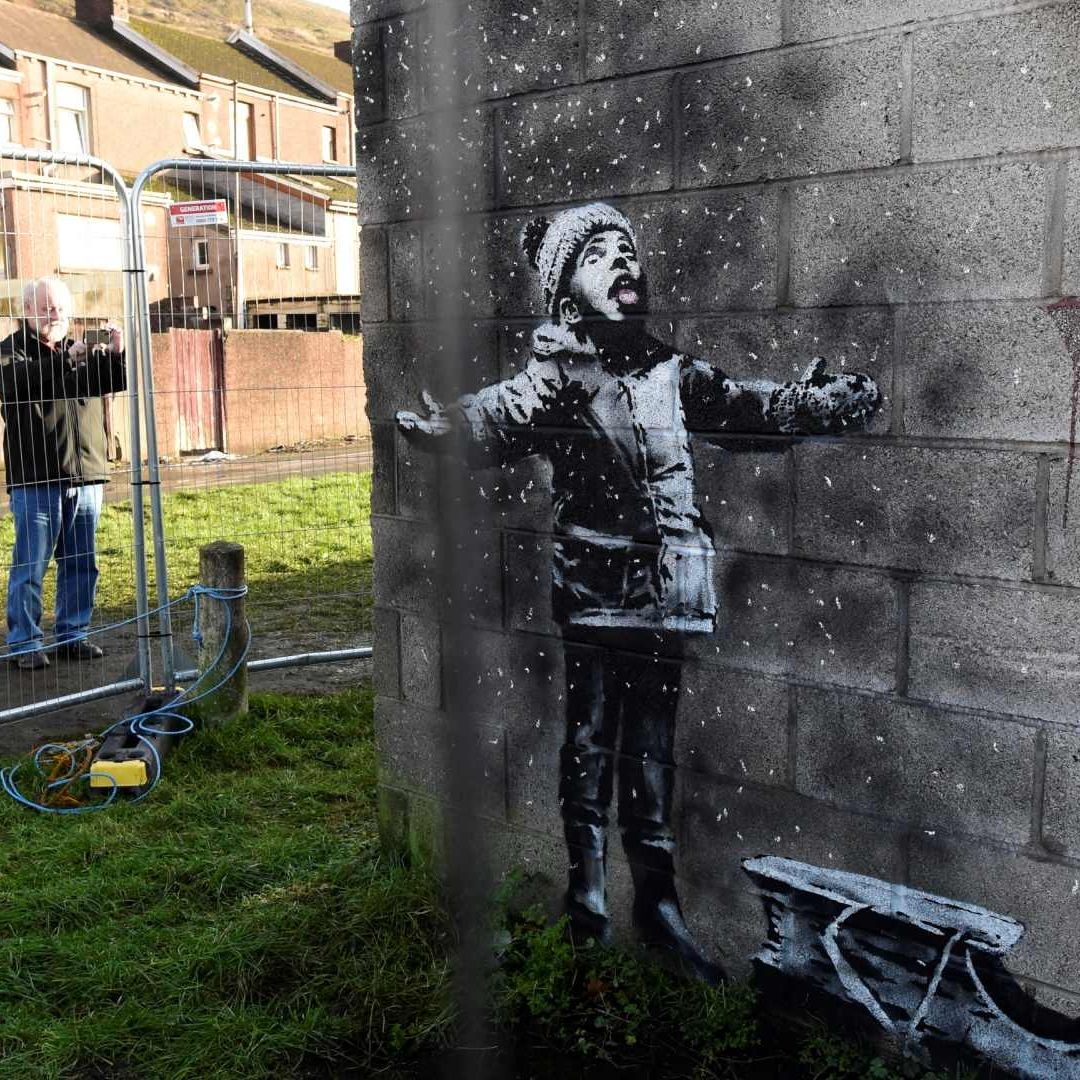 164 Varias personas observan una nueva obra del artista Banksy que apareció esta semana en las paredes de un garaje en Port Talbot, Gran Bretaña, el 22 de diciembre de 2018.
