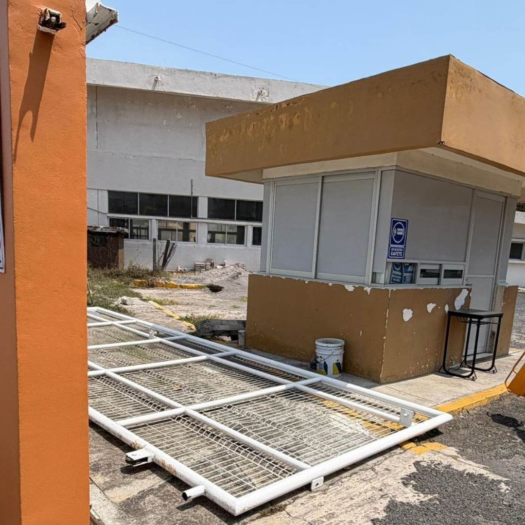Reja Cae Sobre Mujer Vigilante por Fuertes Rachas Viento Norte Lesionada Facultad UV Veracruz