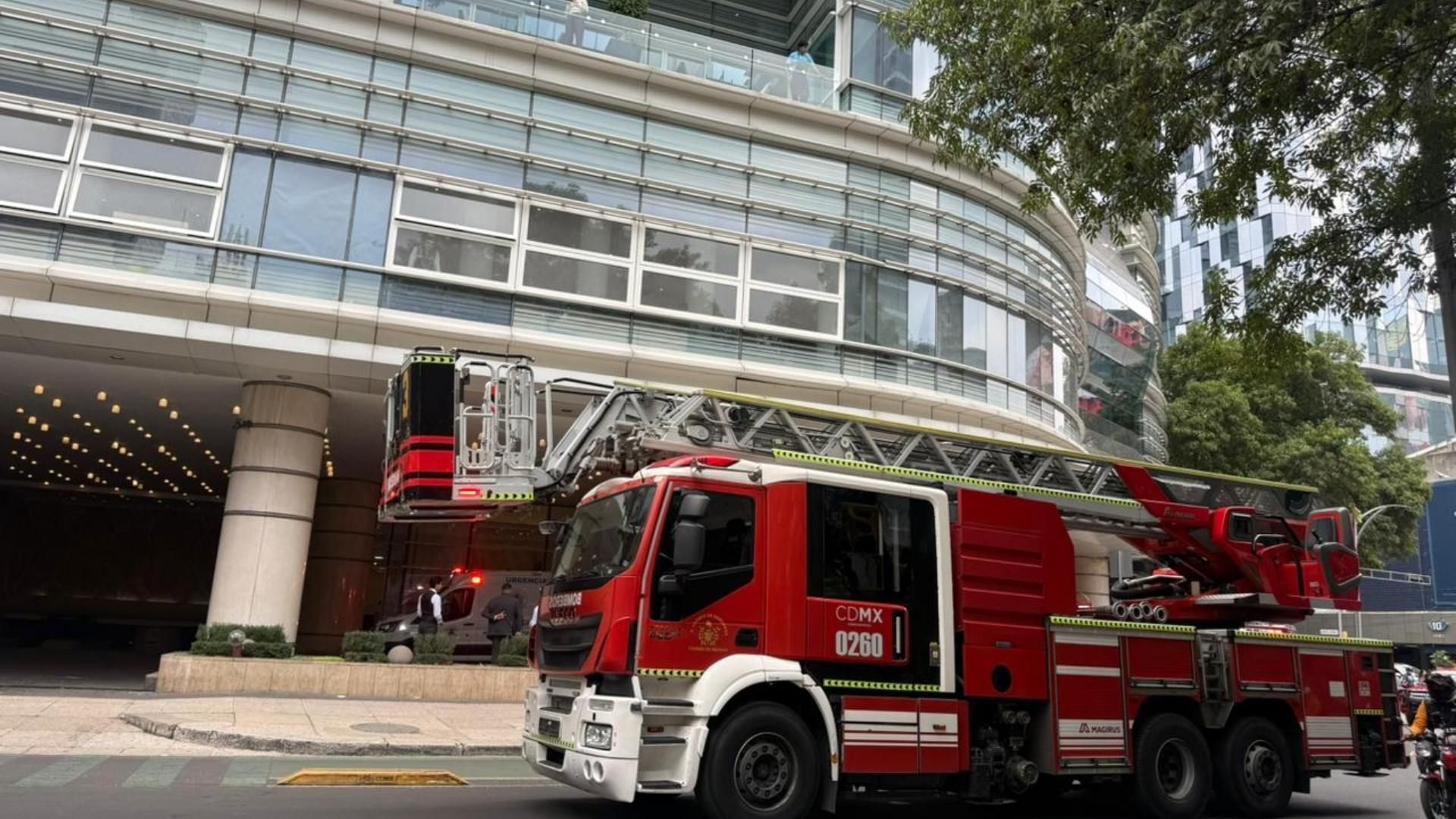 ¿Qué Pasó en el Hotel St. Regis? Hombre Queda Atrapado en Piso 31 de Edificio en Reforma